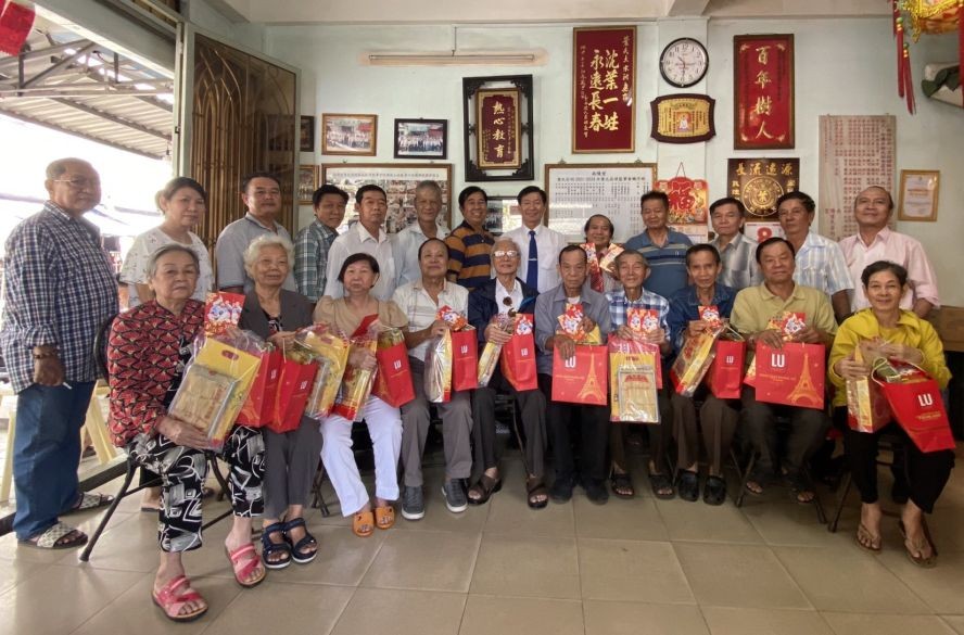 该宗祠会长叶其达与诸位理事成员向诸位长者赠送敬老礼物。