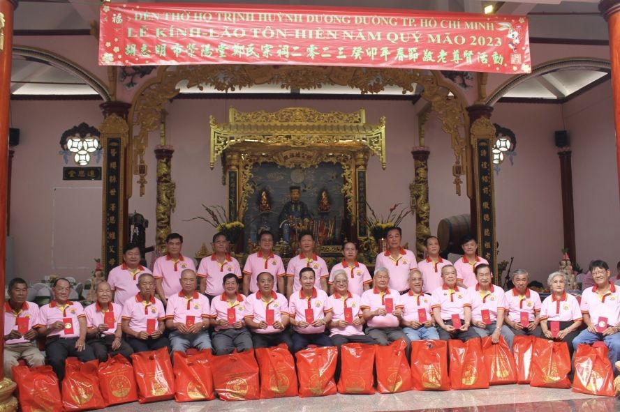 郑氏宗祠应届理监事会代表与诸位长者拍照留念。