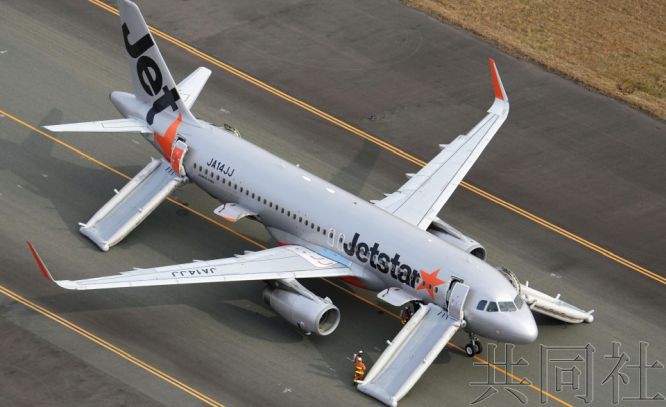 捷星航空的飞机紧急备降中部机场。（图：共同社）