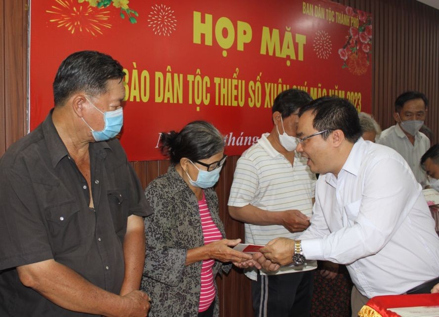 市民族处民族政策科科长陈志伟向华人贫困户赠送新年礼物。