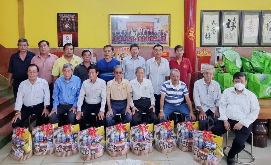 林氏宗祠理事赠送礼物给高龄宗亲。