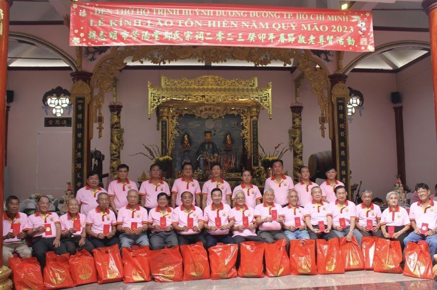 郑氏宗祠应届理监事会代表与诸位长者拍照留念。