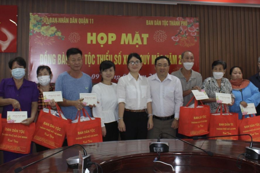 市郡领导向贫困者赠送礼物