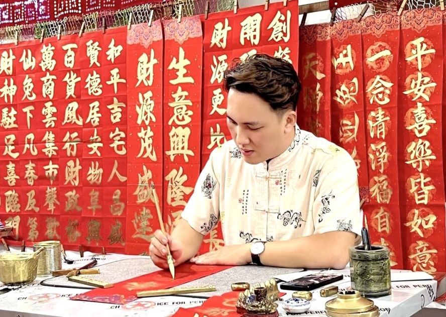 梁朝铭正在挥毫。