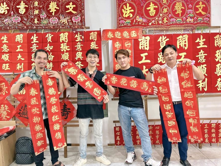 梁朝铭（右二）与各越文书法家交流。