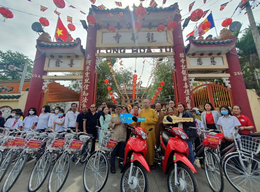 龙华寺派发1200份岁暮济贫礼物