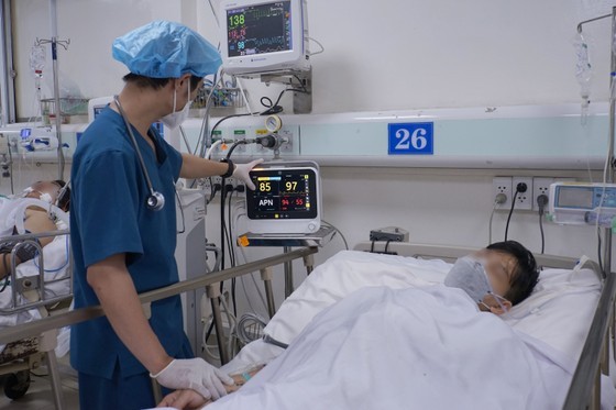 医生正在照顾一名酒精中毒的病人。