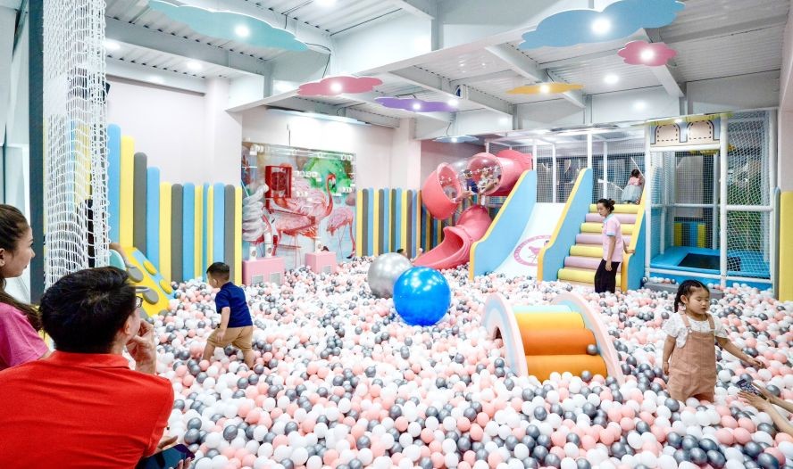 小孩愉快地在甜甜小乐园玩耍。