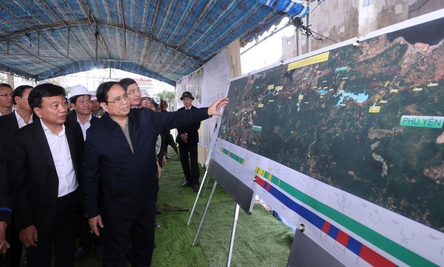 政府总理视察富安省重点工程