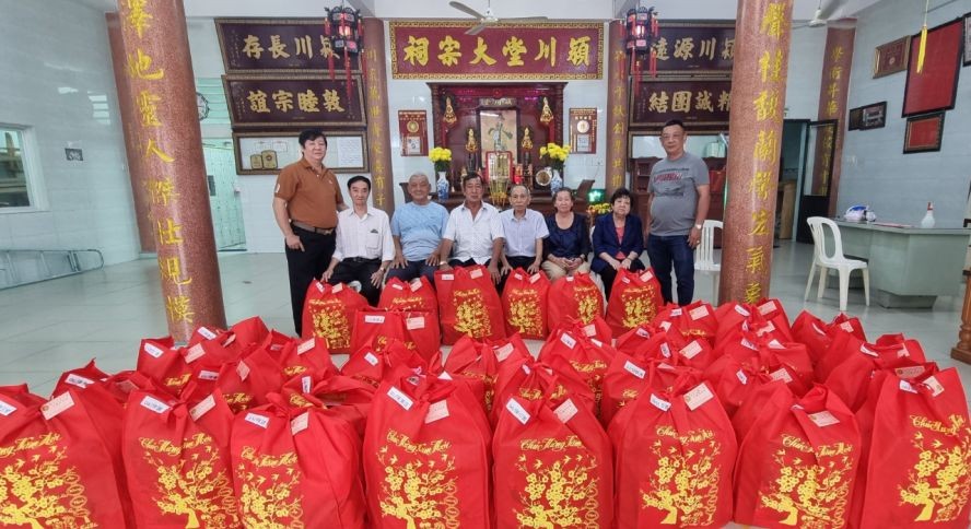 颍川堂陈、姚、胡、虞、田大宗祠理事与高龄宗亲合影。 