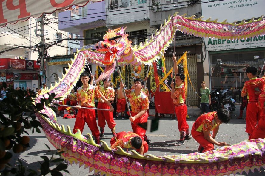 胜义龙狮团表演舞龙节目。