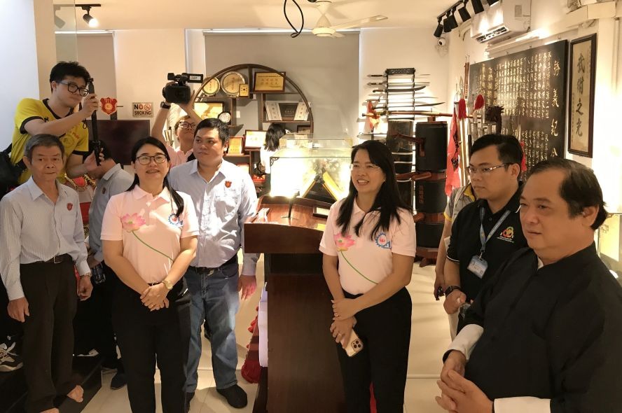 黄志民师傅（右一）与黄嘉宝（右四）接待市、郡等领导参观胜义传承阁。