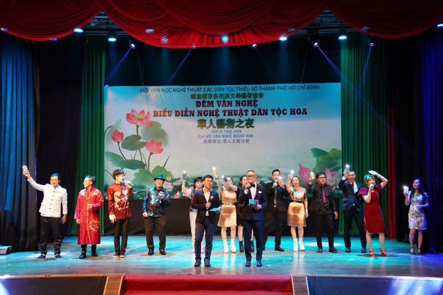 “华人艺术之夜＂歌唱晚会。