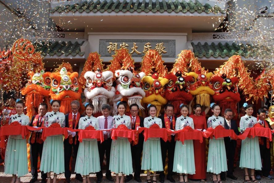 地方领导与诸位嘉宾为清河堂张氏大宗祠重建落成典礼剪綵。