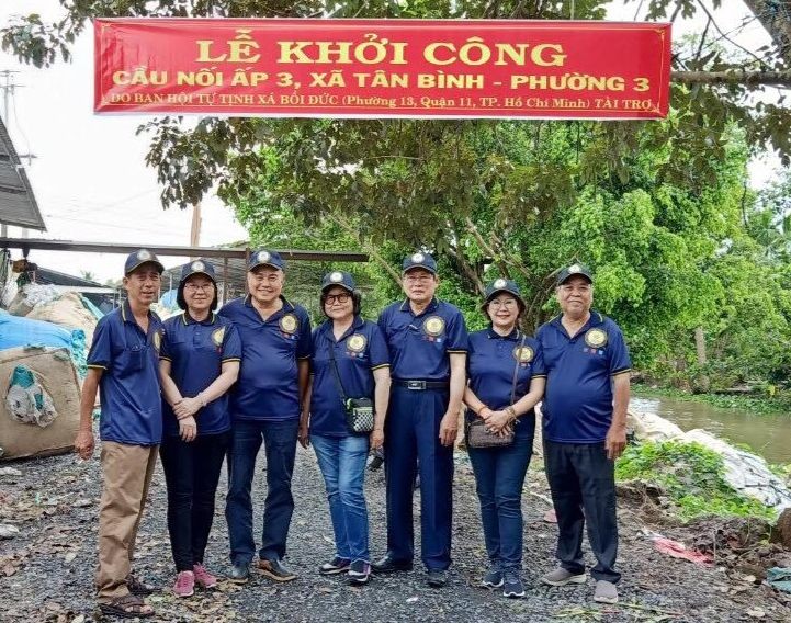 培德精舍资助前江省丐礼市重建新平乡第三坊３号邑接连桥，图为精舍会长庄瑞雄（左三）和常值副会长赖远东（右三）和精舍理事会在当天动土仪式上合摄。