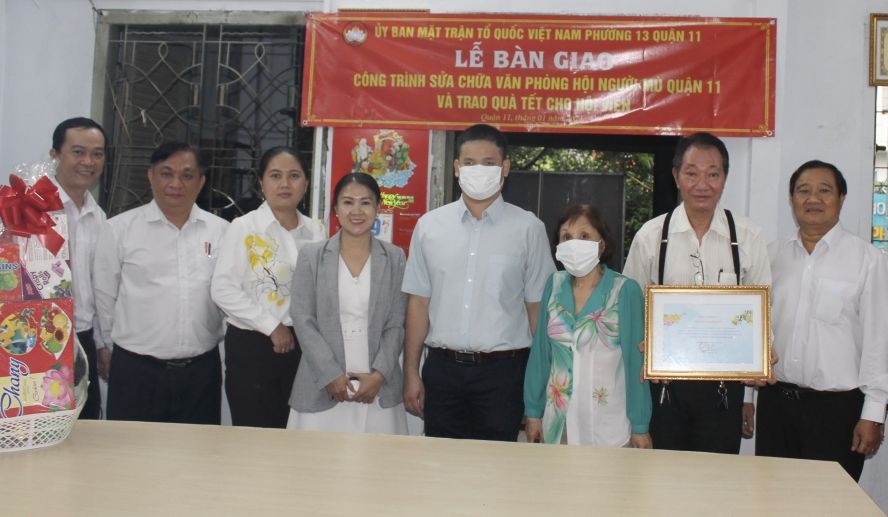 郡、坊领导与茶山庆云南院住持周华邦(右二)向盲人会移交修漏工程。