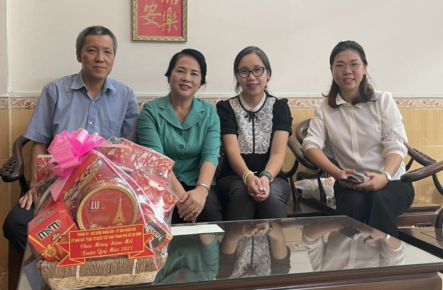 市领导探望华人有功者家属