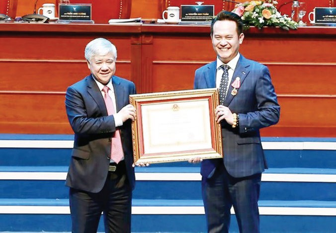 越南祖国阵线中央委员会主席杜文战转授三等劳动勳章给邓鸿英先生。