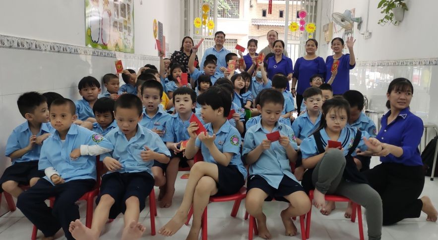 将来学校学生接到红包非常开心。