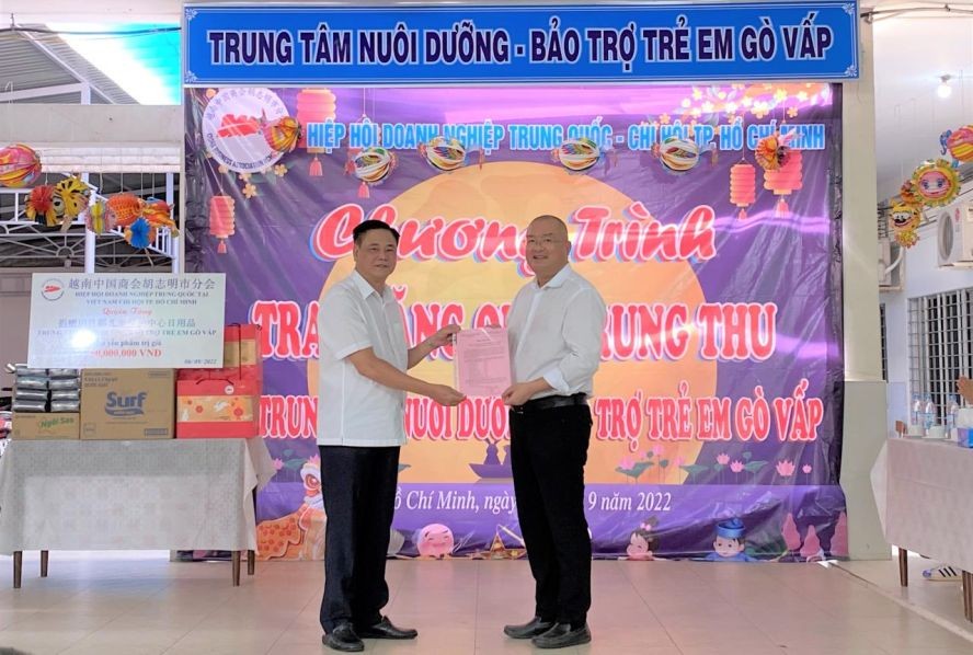 国商会胡志明市分会慈善定点机构旧邑郡儿童收养辅助中心向赵骞会长(右)颁发感谢状。