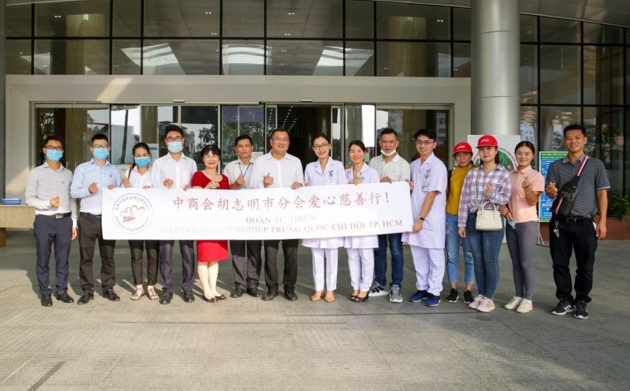 中国商会胡志明市分会在175军医医院展开爱心慈善活动。