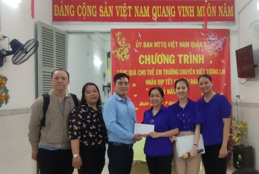 文忠孝编委向将来学校校长白氏嫦转赠善款。