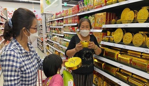 民众在超市购物。