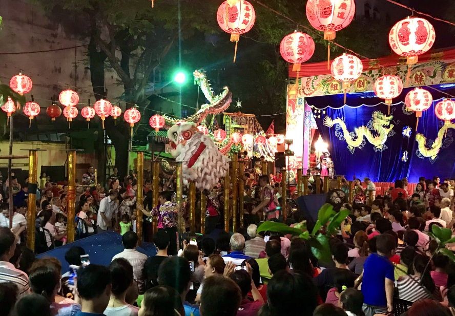 海南会馆庆祝元宵文艺吸引人山人海观看。