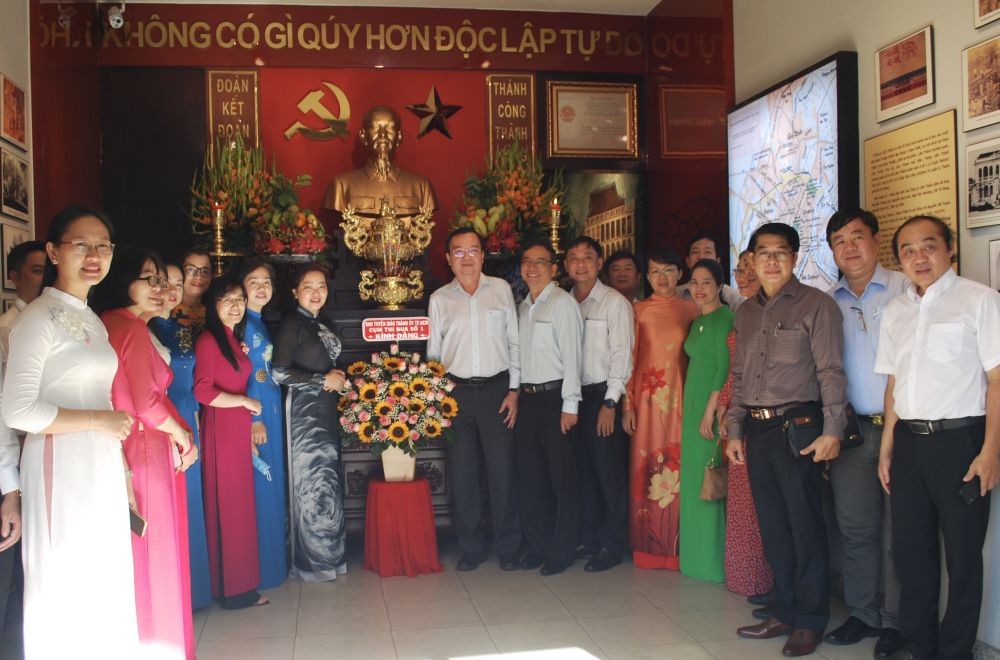 本市代表团前来胡志明主席纪念馆参观。