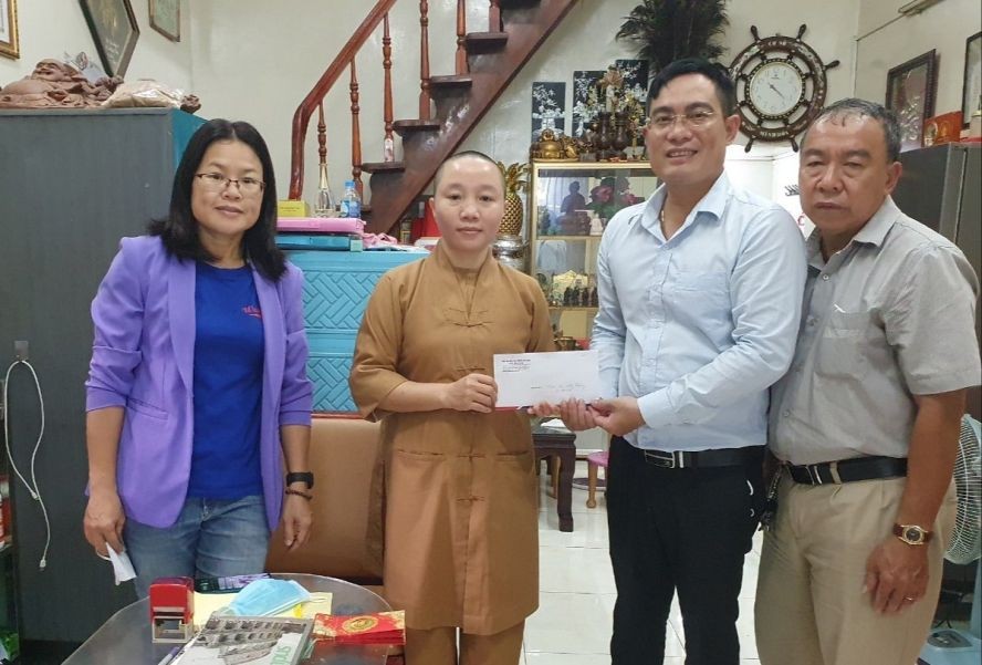 文忠孝编委向林观精舍代表转赠善款。