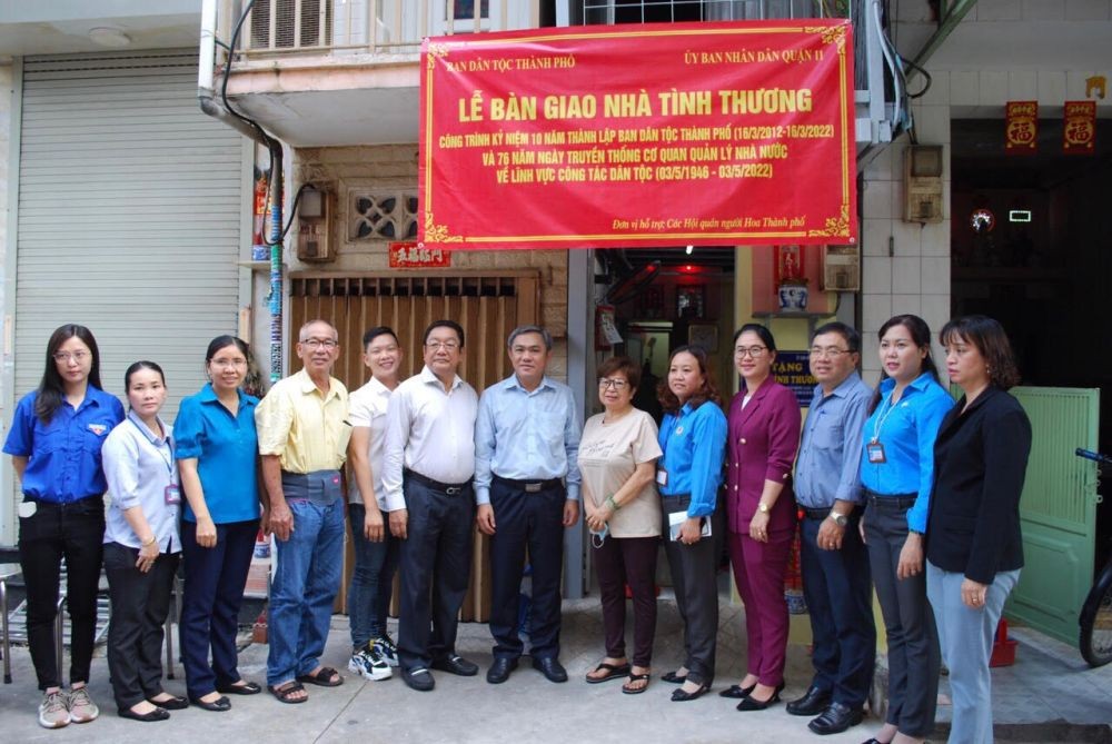 市民族處主任黃文鴻玉（中）與代表移交溫情屋。