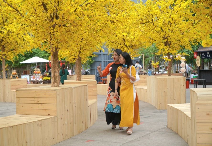 市民在越南春节盛会遊玩。（图：英秀）