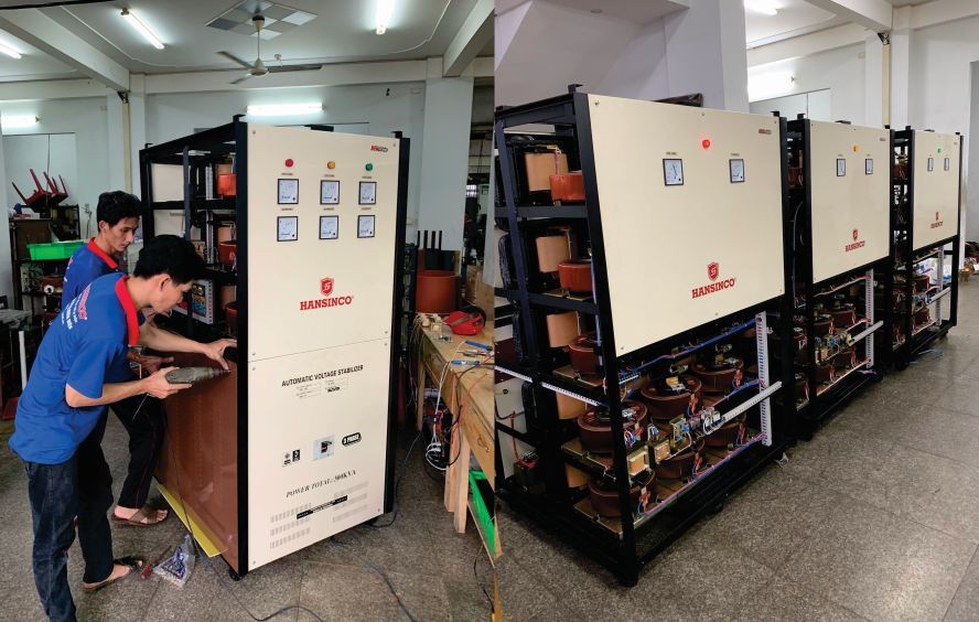 韩生公司劳工生产工业用大型稳压。