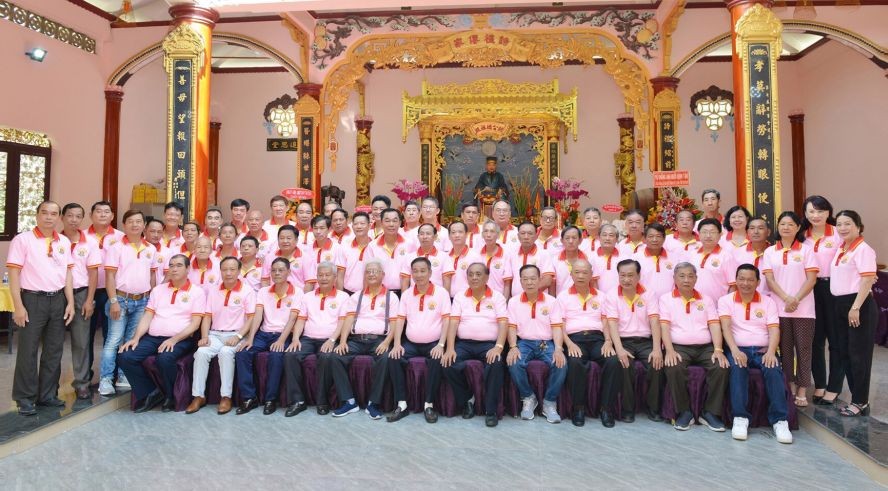 本市荥阳堂郑氏大宗祠在重修落成典礼上合照留念。