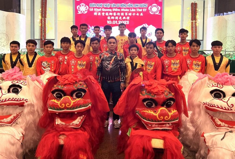 徐梓衡师傅与徒儿们合照。