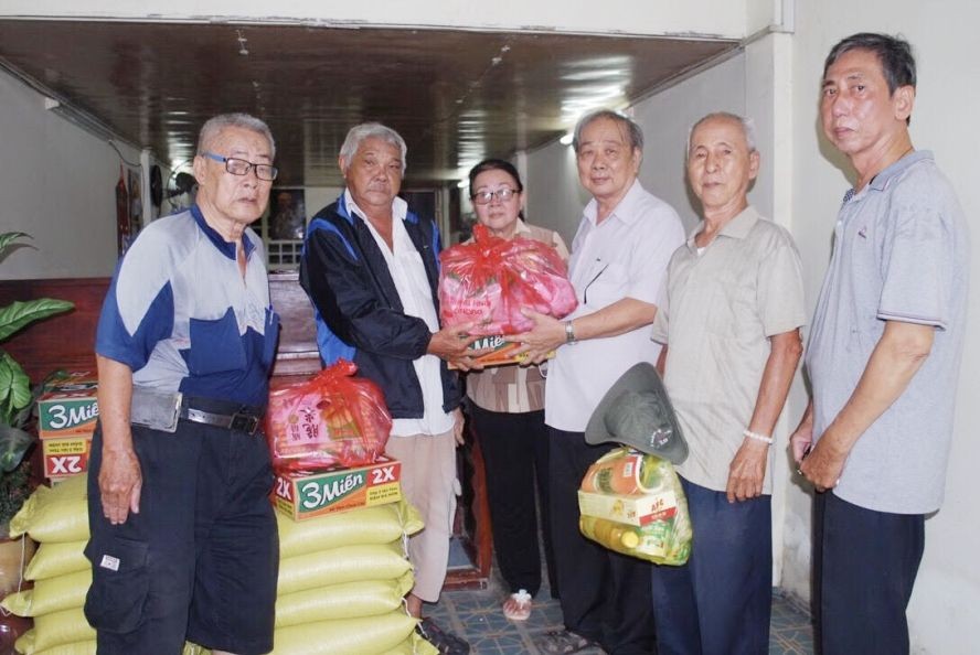 市华人抗战传统俱乐部慰问长年卧病的会员。