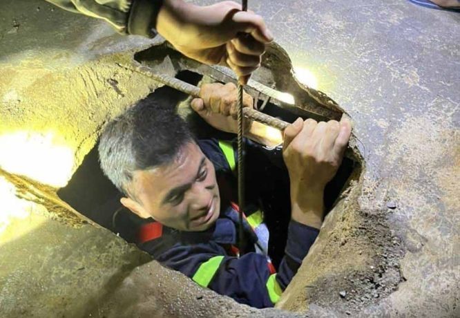 消防救援人员下井营救父子俩。（图：消防救援警察）