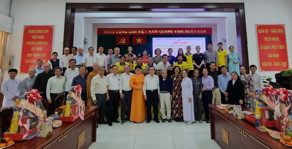 第五郡领导与各会馆及模范代表聚会