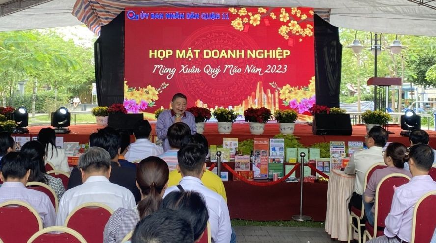 华人企业家杭慰瑶在聚会上发言。