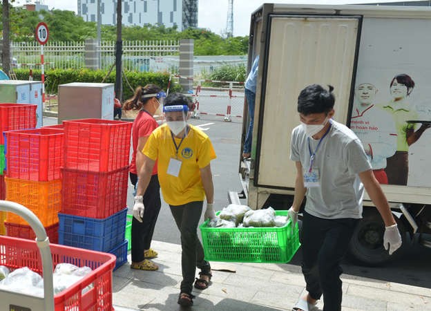 某膳食供应商供给本市各公司、学校、医院食用的工业膳食，从加工至运输过程中的食品卫生安全经常得到严谨的监察。