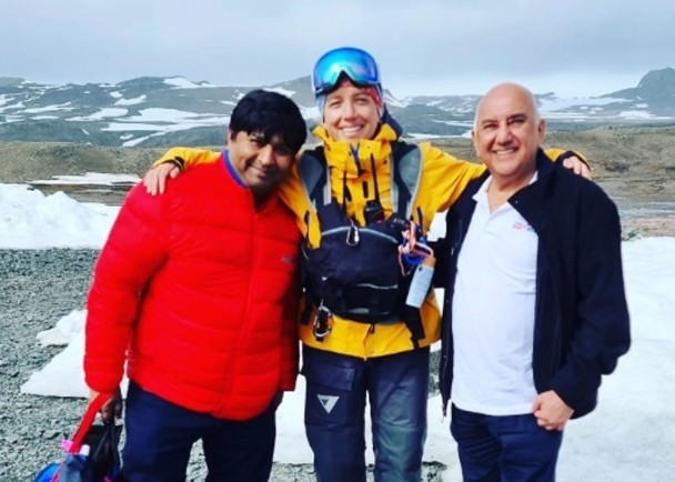 米特拉(左)和伊拉尼(右)在南极洲啟程。（图：互联网）