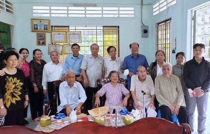 市民族处、海南、温陵会馆代表与各老同志和华运基层烈属合照留念。