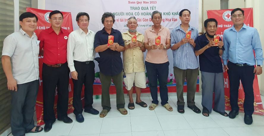 第五郡与报社领导向华人赠送礼物。