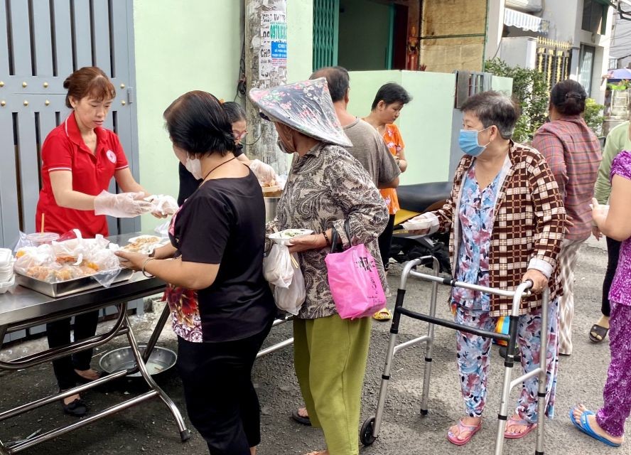 群众前来品尝各种美食。