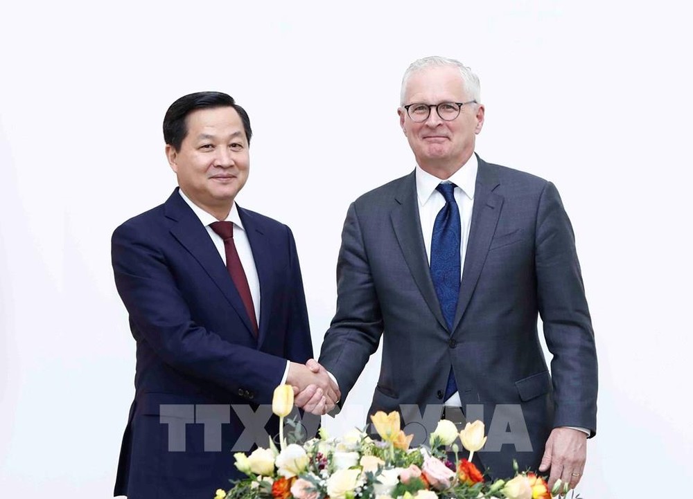 政府副总理黎明慨（左）与美国半导体行业协会总裁兼首席执行官约翰‧纽弗。（图：越通社）