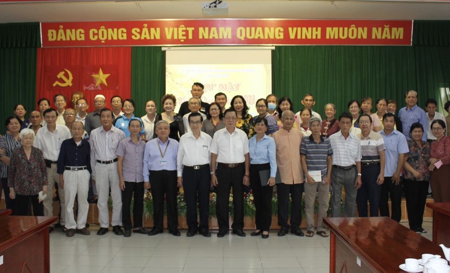 市民族处领导与各少数民族同胞具威信者合照留念。