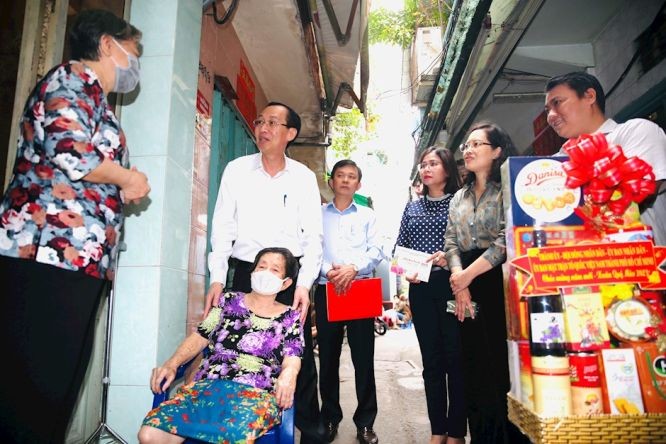 市领导探望华人退休干部