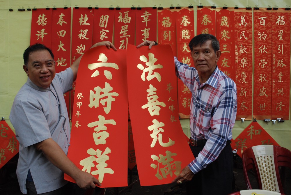 市华人佛教代表陈健安（右）赞助300万元。