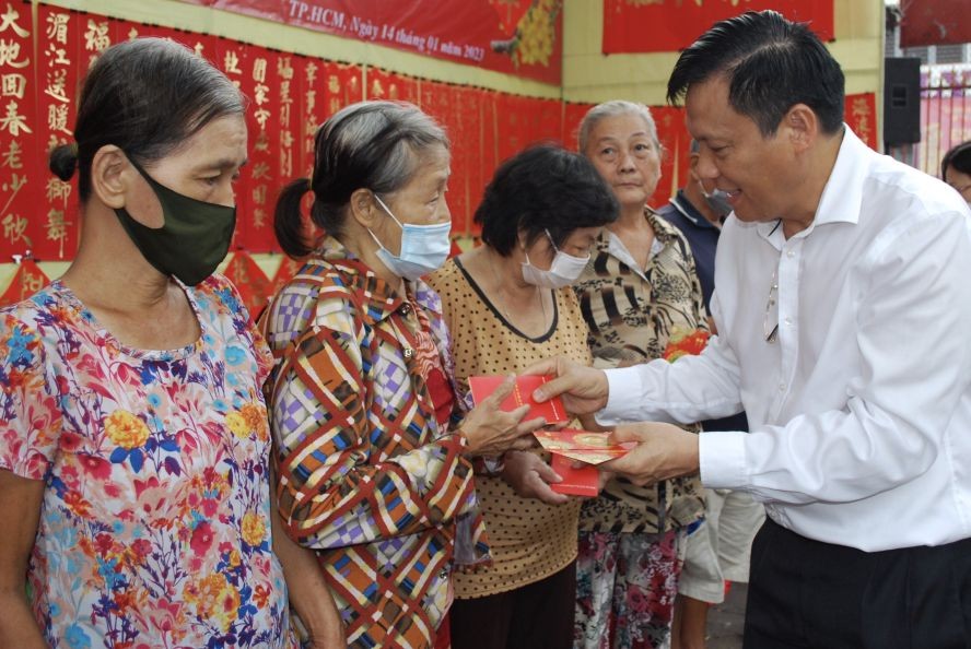 本报主编阮玉英向贫困者派发利是。