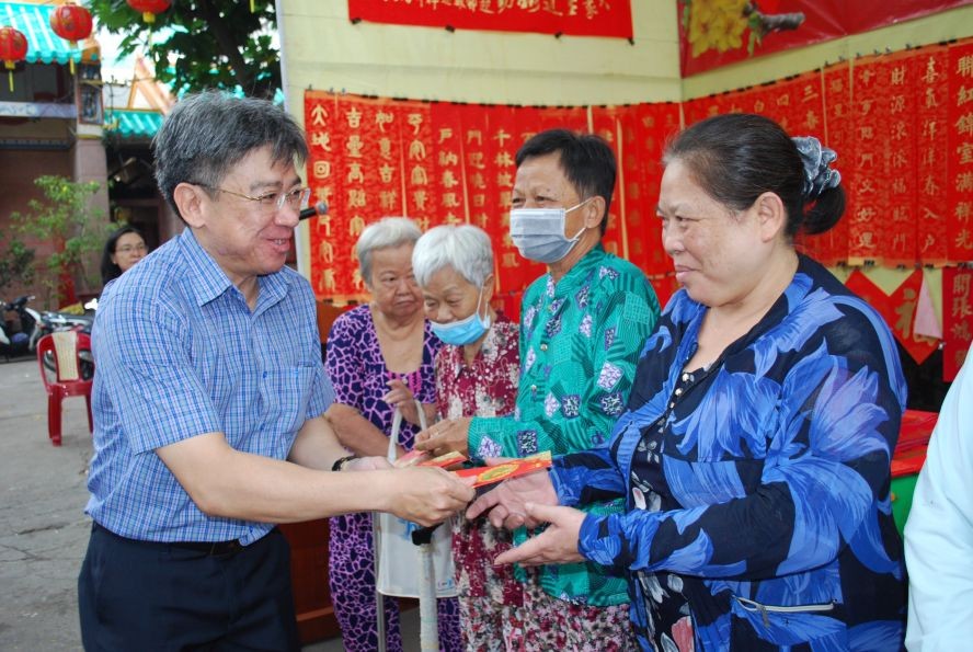 第五郡人委会副主席阮武春奇向贫困者派发利是。